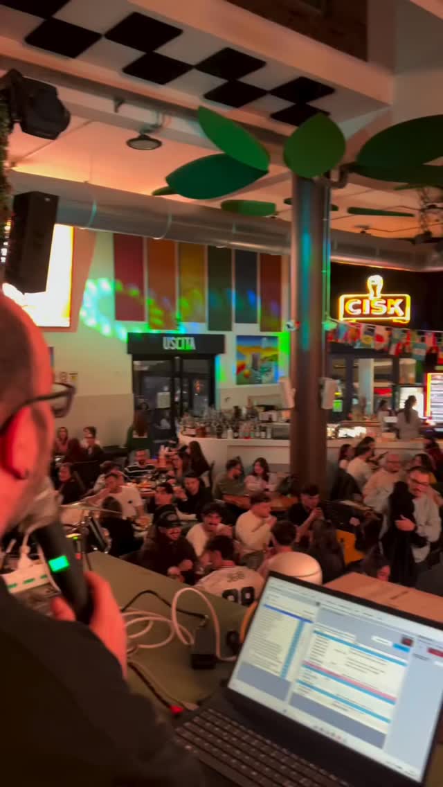 Michele Giuliano conduce una serata dalla console