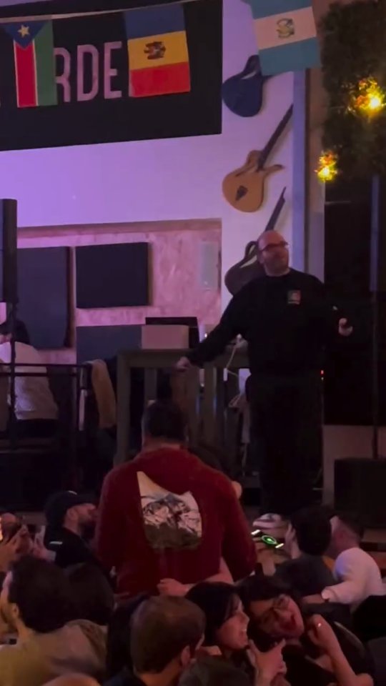 Michele Giuliano sul palco davanti al pubblico