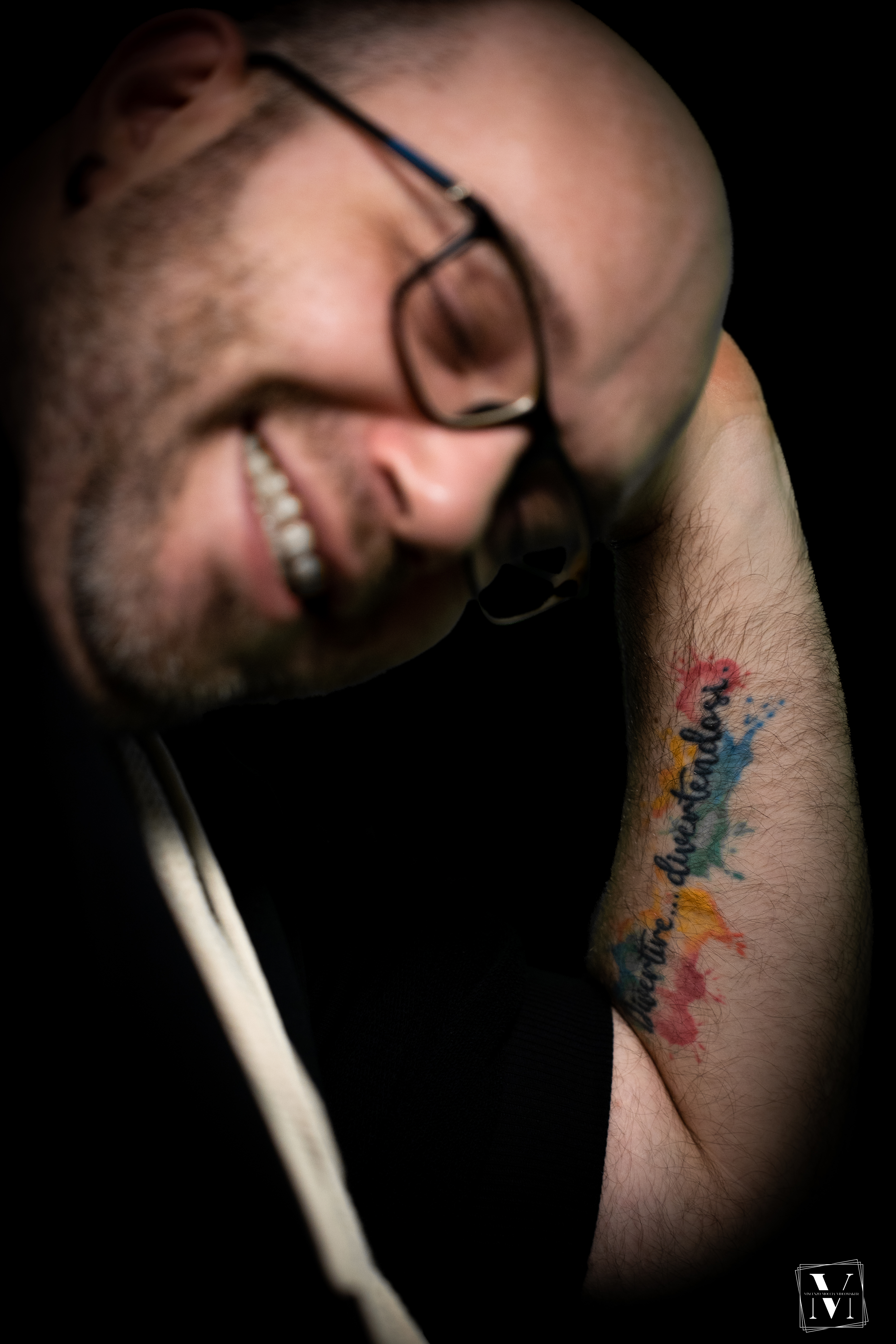 Michele Giuliano sorride mostrando il tatuaggio sul braccio